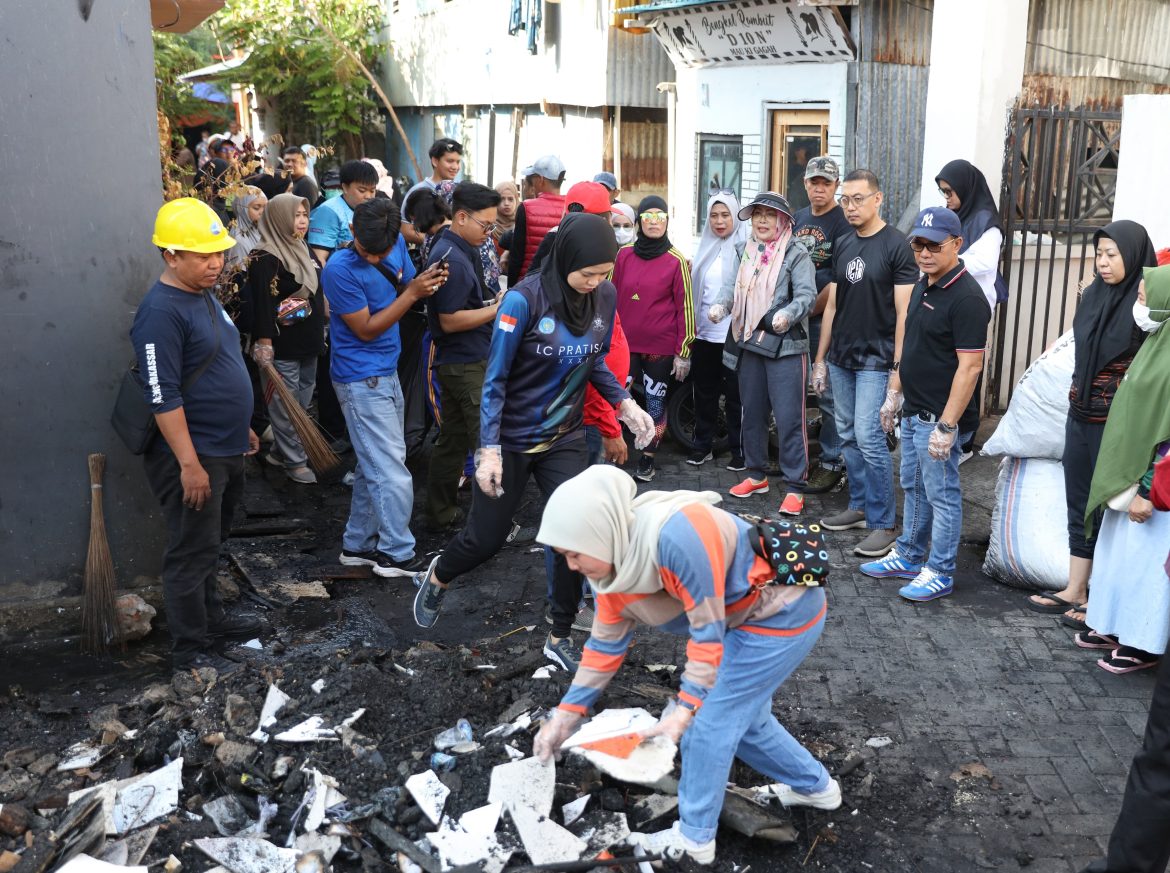 Pj Sekda Makassar Ikut Program Sabtu Bersih di Lokasi Kebakaran Jalan Laiya