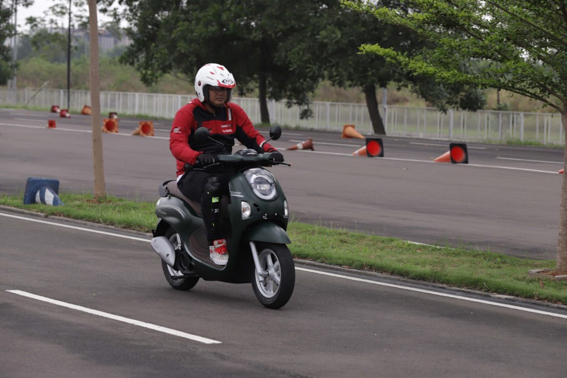 Tips Berkendara dengan Sepeda Motor saat Hujan dari Instruktur Asmo Sulsel