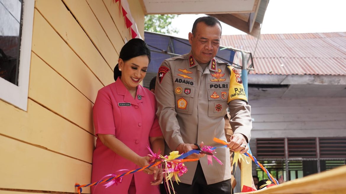 Kunjungan ke Pulau Ambo, Kapolda Sulbar Dan Ketua Bhayangkari Berbagi Kebahagian