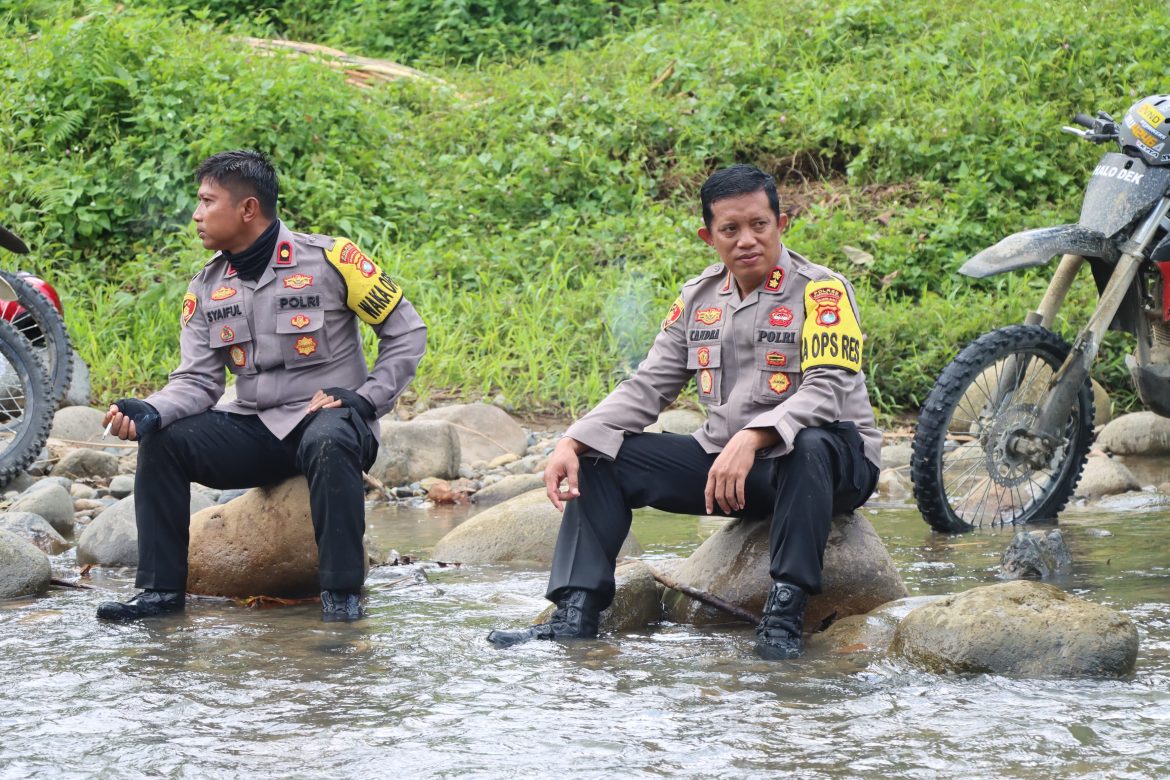 Melewati Hutan Dan Beberapa Sungai, Kapolres Pasangkayu Kawal Distribusi Logistik Pilkada Kepedalaman Dusun Siwata