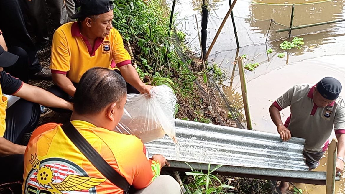 Kapolsek Biringkanaya Lepas 4.000 Ekor Bibit Ikan Nila di Kolam Percontohan