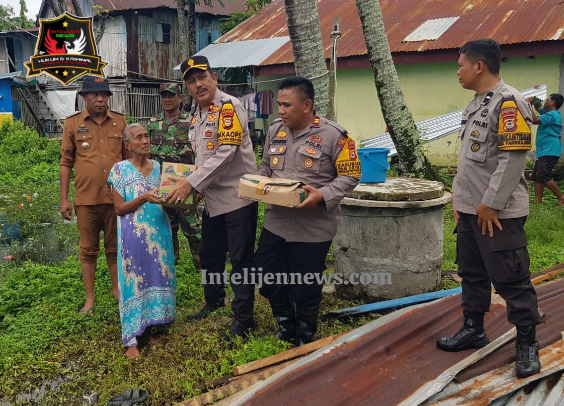 Tinjau Rumah Korban Angin Puting Beliung, Wakapolres Pangkep Serahkan Bantuan