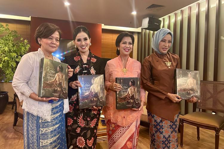 Mengenal Kebaya Indonesia lewat Buku “Kebaya, Keanggunan Yang Diwariskan”