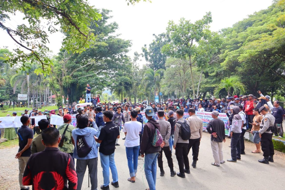 Unjuk Rasa Aliansi Masyarakat Pesisir Menolak Ada Tambang Di Mateng