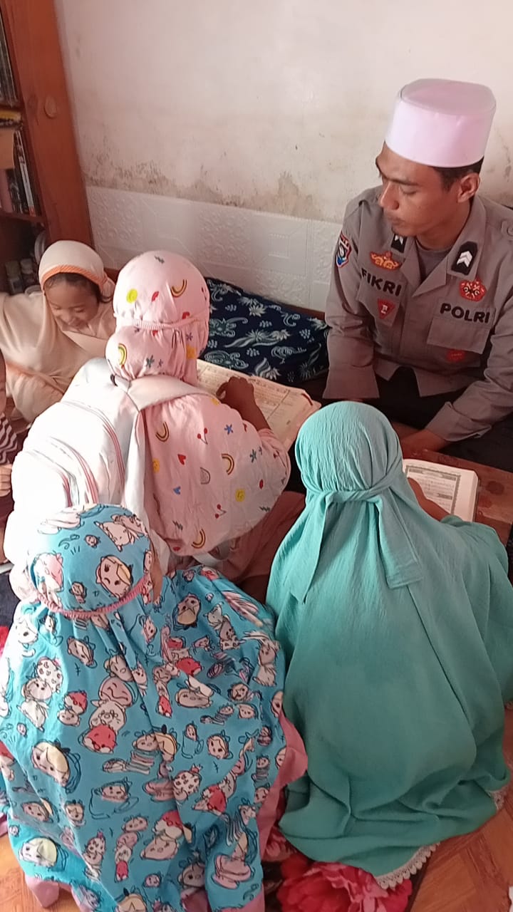 Mulia, Briptu Fikri Polisi Yang Mengajarkan Anak-anak Tahsin Di Tabulahan Mamas