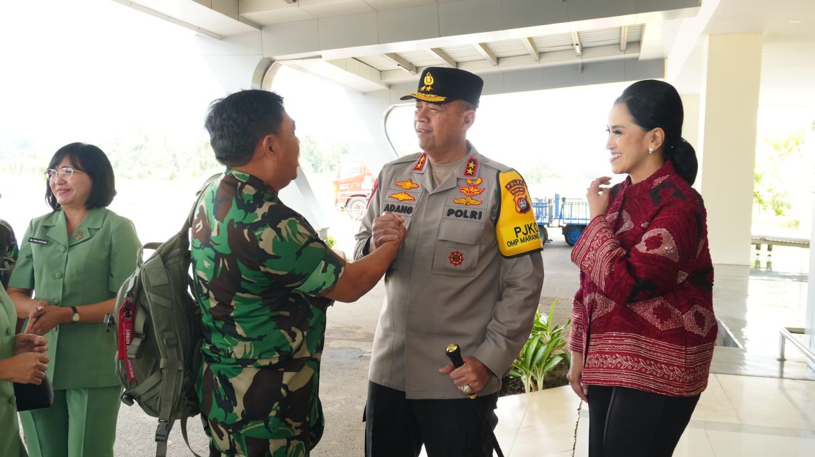 Sinergitas Solid : Kapolda Sulbar Sambut Hangat Pangdam Di Bandara Tampa Padang