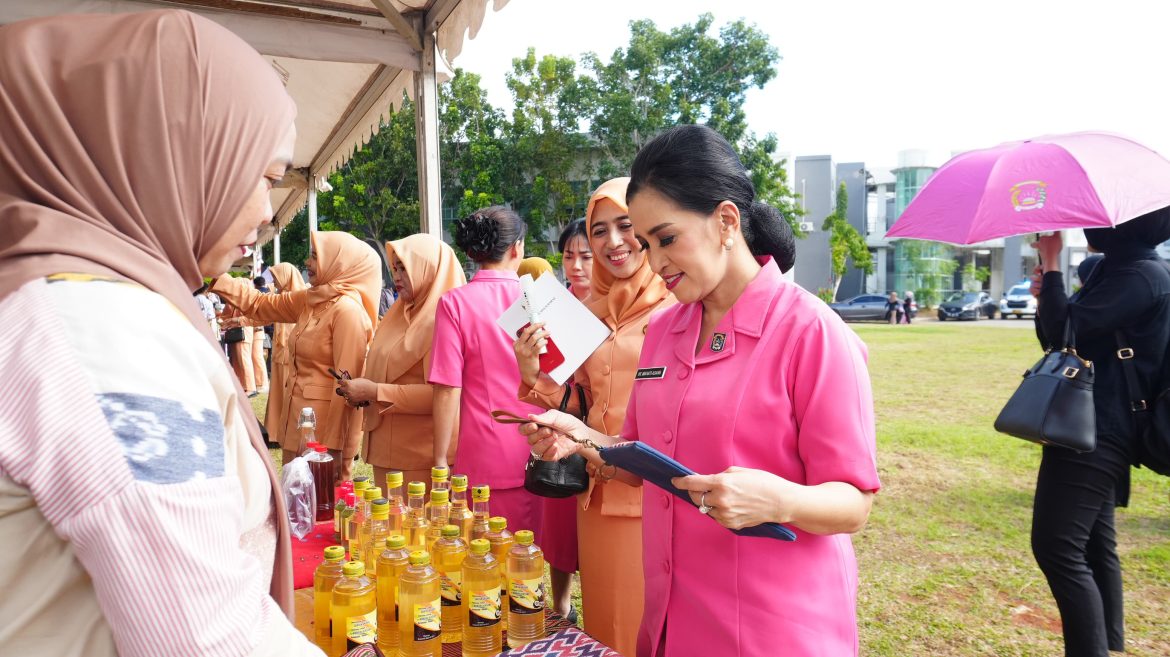 Ketua Bhayangkari Sulbar Apresiasi Pasar Murah Dalam Rangka Memperingati Hari Ibu HUT Dharma Wanita