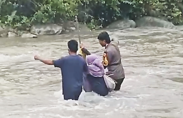 Aksi Heroik Bhabinkamtibmas Briptu Nur Alam Bantu Warga Menyebrangi Sungai Meluap Di Ulumanda