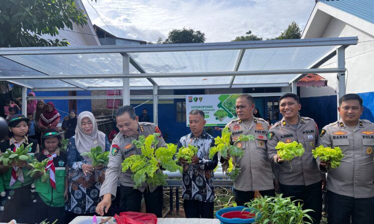 Biddokkes Polda Sulbar Panen Perdana Di SD Padang Baka: Menuju Indonesia Sehat Dan Sejahtera