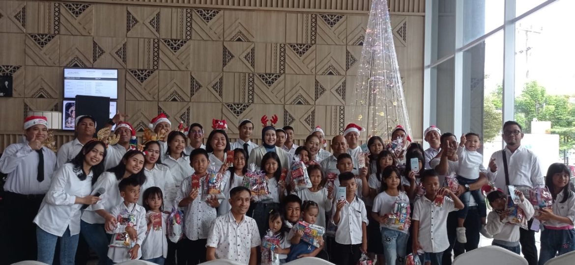 Mercure Gelar Acara Lit The Christmas Tree dengan Sekolah Minggu Gereja Kerapatan Pantekosta