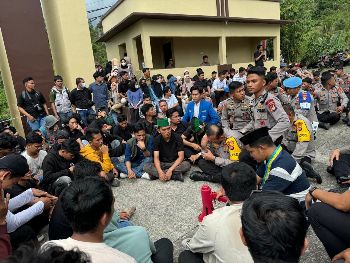 Kapolda Sulbar Duduk Bersama Massa Unjuk Rasa, Yakinkan Mahasiswa Persoalan Yang Ada Dituntaskan.!