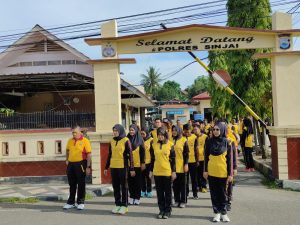 Jaga Kebugaran Tubuh, Personel Polres Sinjai Gelar Olahraga Bersama Jalan Santai Keluar Mako.