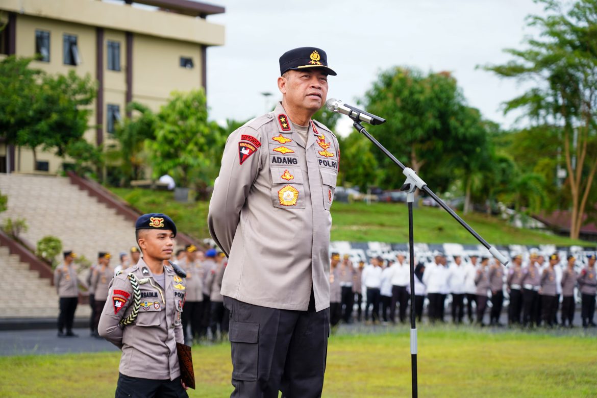 Kapolda Sulawesi Barat Irjen Pol Adang Ginanjar Memberikan wejangan Seluruh personelnya,