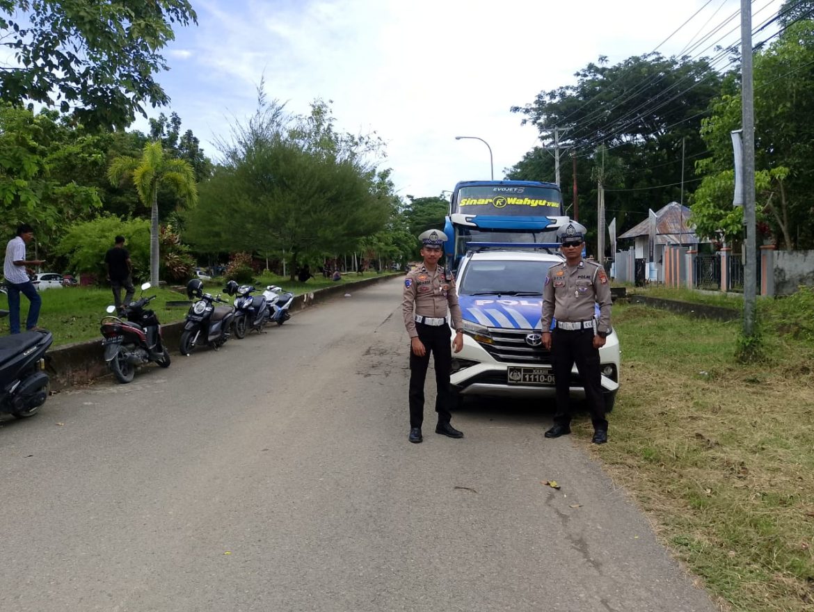 Satlantas Polres Mamuju Tengah Kawal Pemberangkatan Jamaah Haji Dari Kantor Pendopo Mamuju Tengah