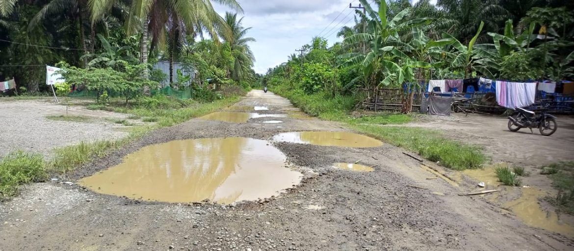 Miris Jalan Poros Di Desa Budong-Budong Patulana Banyak Warga Mengeluh Akses Jalanya Rusak Parah.! 