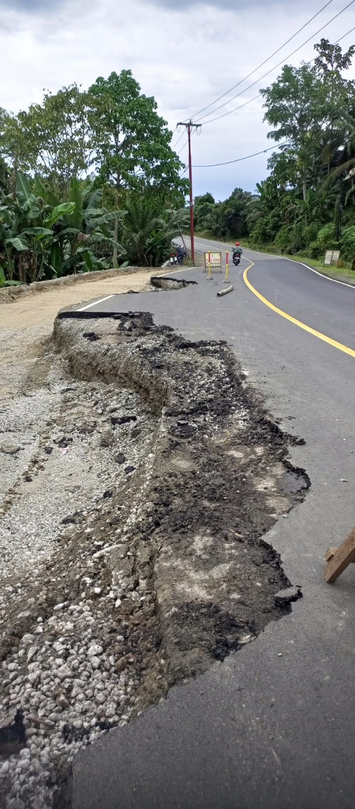 Akses Jalan Trans Sulawesi Barat Di Mateng Rusak Parah, Siap-Siap Pengendara Antri.!