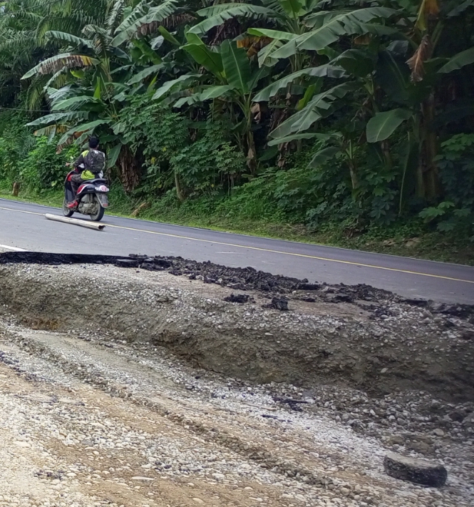 Pekerjaan Jalan PT Bumi Karsa Trans Sulawesi Di Mateng Amblas, Dua Pengendara Alami Kecelakaan