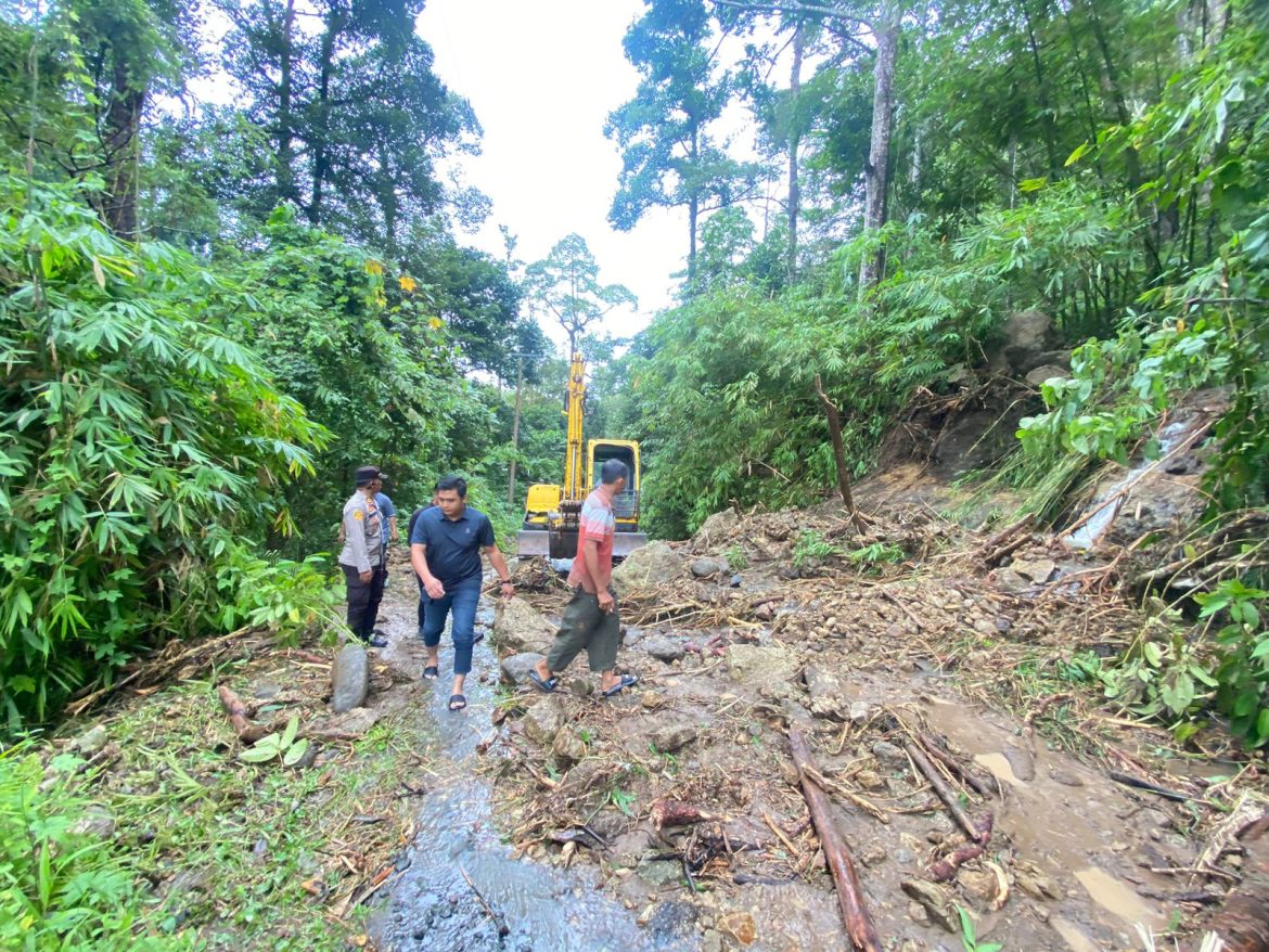 TNI/POLRI Polda Sulbar Dan Masyarakat Kolaborasi Lakukan Pembersihan Di Lokasi Longsor