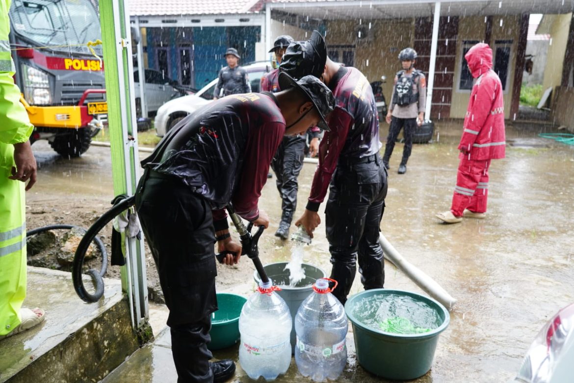 Direktorat Samapta Polda Sulbar Suplai Air Bersih Untuk Warga Terdampak Banjir Di Mamuju