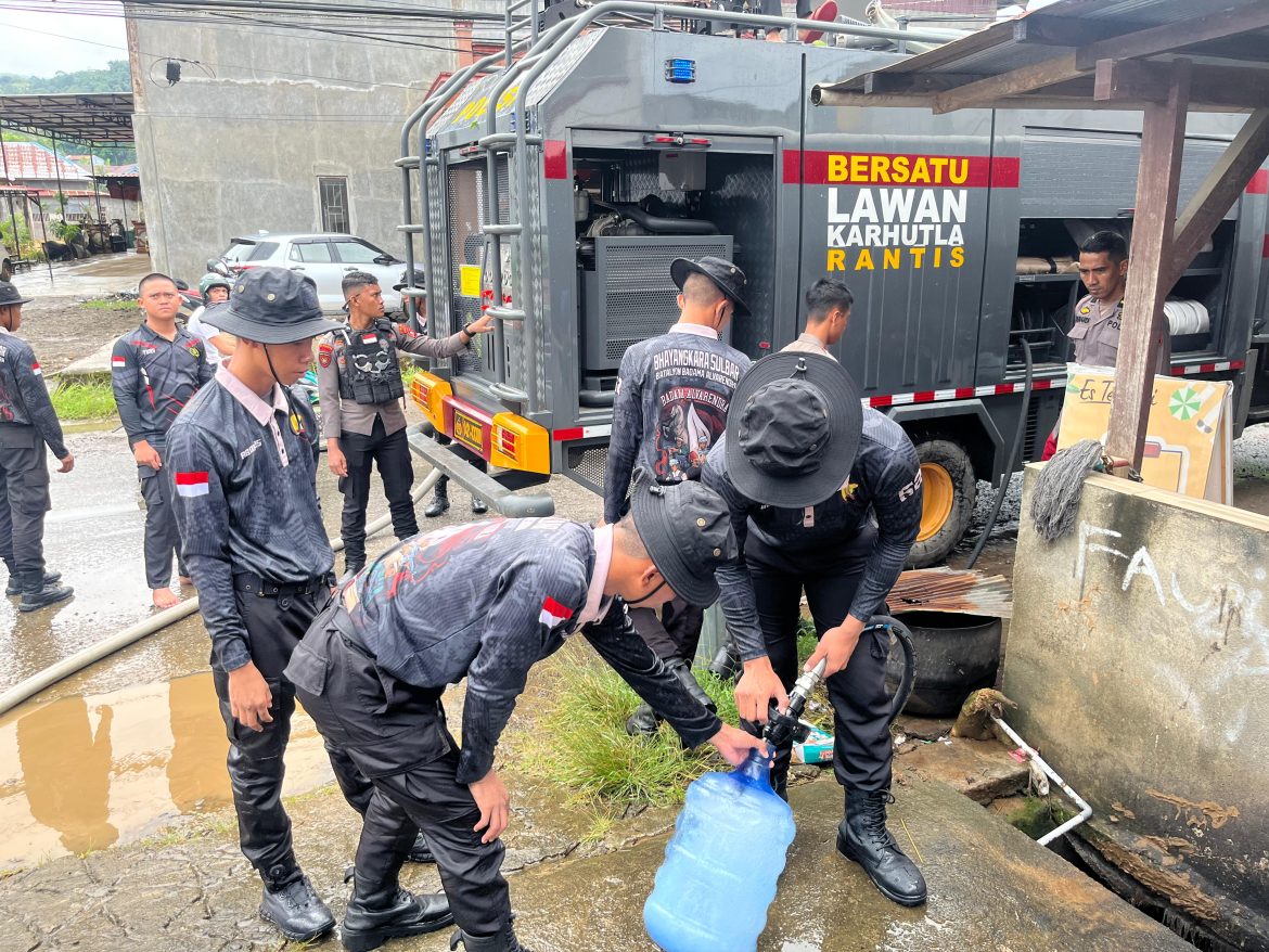 Dampak Banjir, Samapta Polda Sulbar Kembali Suplai Air Bersih, Pulihkan Akses Vital Masyarakat