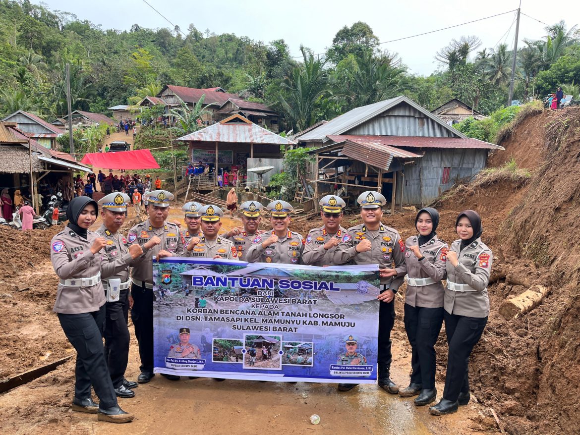 Ditlantas Polda Sulbar, Salurkan Bantuan Kapolda Untuk Masyarakat Terdampak: Pasca Bencana Longsor Di Mamuju