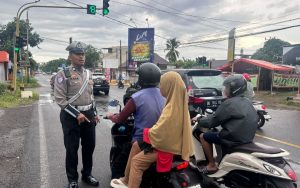 Satlantas Polres Sinjai Rutin Pengaturan Arus Lalu Lintas, Tingkatkan Kesadaran dan Keselamatan Berkendara.