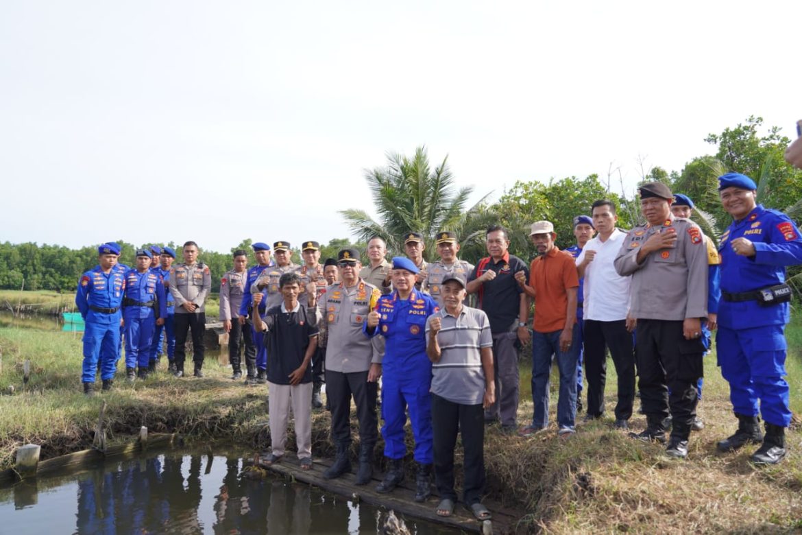 Kapolda Sulbar Kolaborasi Masyarakat Kalukku Tebar Benih Ikan Bandeng, Dukung Ketahanan Pangan