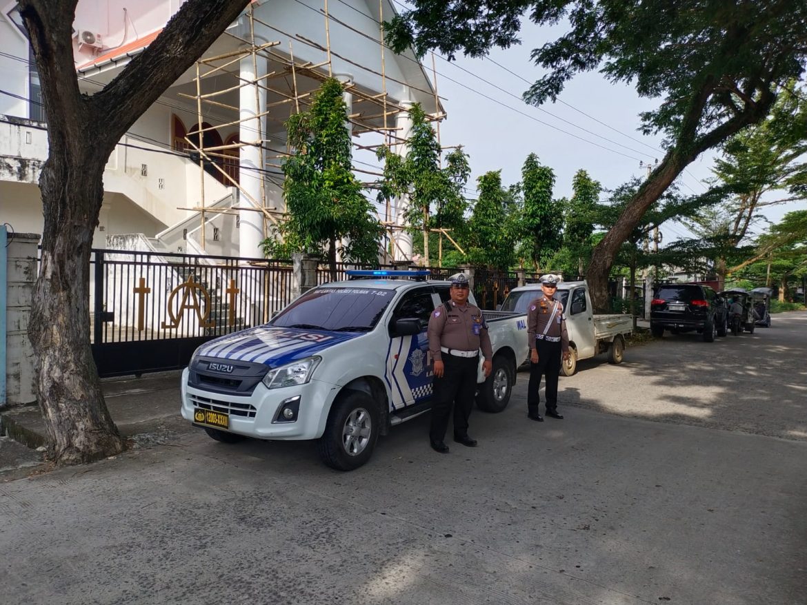 Sat Lantas Polres Polman Laksanakan Patroli Dan Pengamanan Gereja Di Hari Minggu