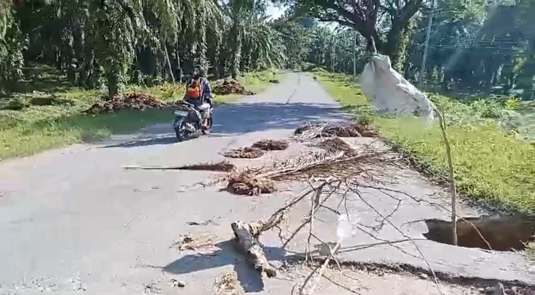 Jalan Trans Sulawesi Di Desa Doda Berlubang, Pengendara Harap Hati-Hati.!