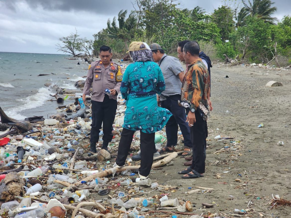 Kapolsek Bambalamotu Dan Dinas DLH Pantau Sampah Plastik Di Pantai Kasoloang Berserakan