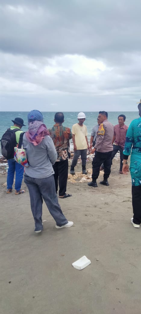 Pantau Sampah Plastik Berserakan Di Pantai Kasoloang DLH : Masih Belum Diketahui Asalnya