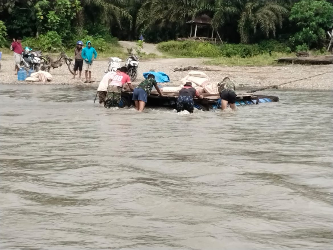 Satgas TMMD Ke-123 Berjibaku Seberangkan Material Bangunan Di Sungai Benggaulu