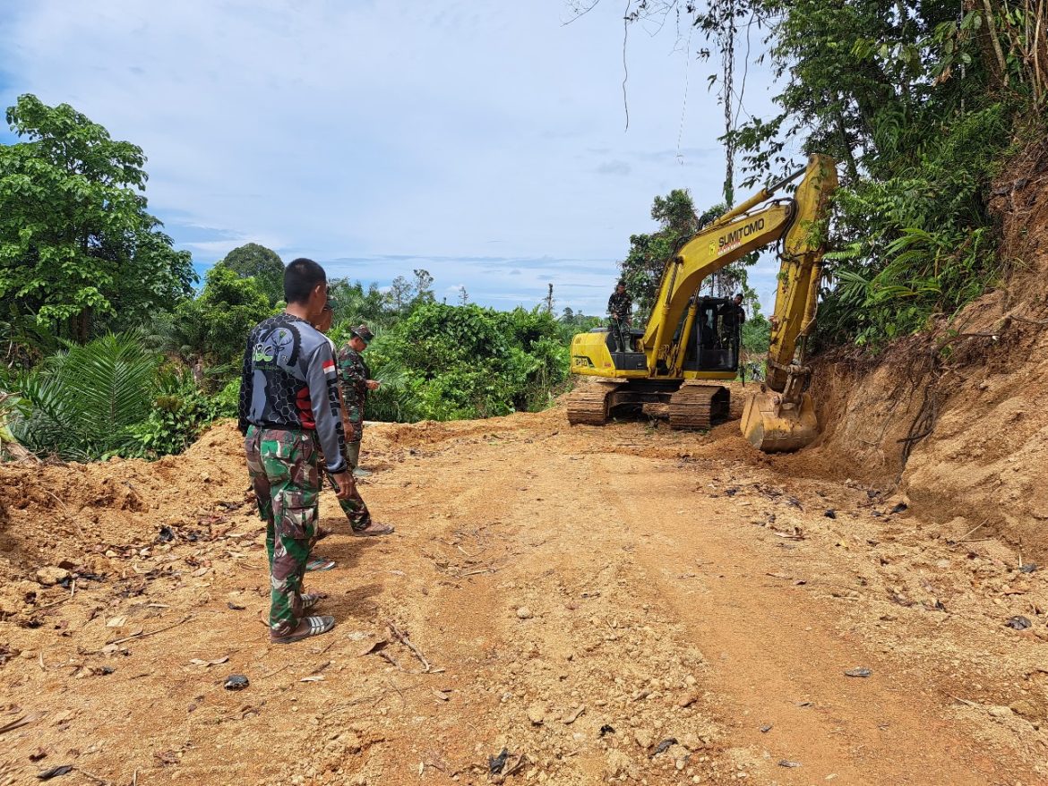 Satgas TMMD Ke-123 Berjuang Seberangkan Material Bangunan Di Sungai Benggaulu