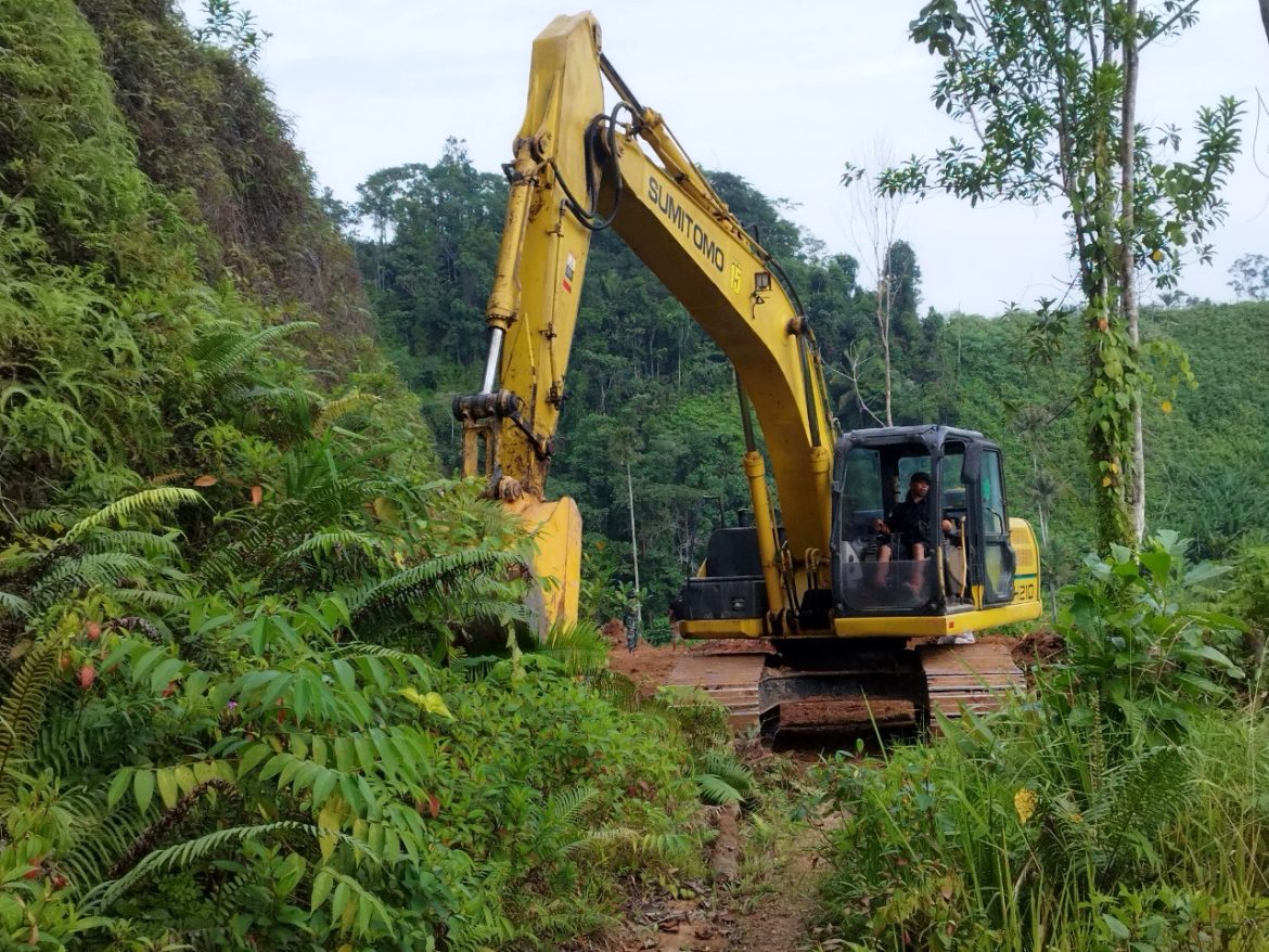 Maksimalkan Pembangunan Jalan Satgas TMMD Kerja Keras Dan Penuh Semangat