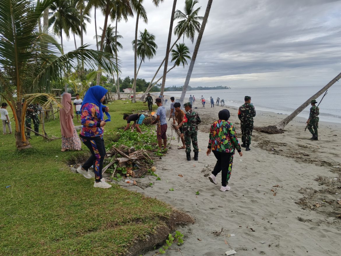 Karya Bakti TMMD Bersama Masyarakat Bersinergi Bersihkan Pesisir Pantai Kasalai