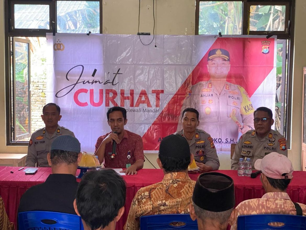 Kabag Log Polres Polman Pimpin Jumat Curhat Dengar Keluhan Warga Kelurahan Madatte