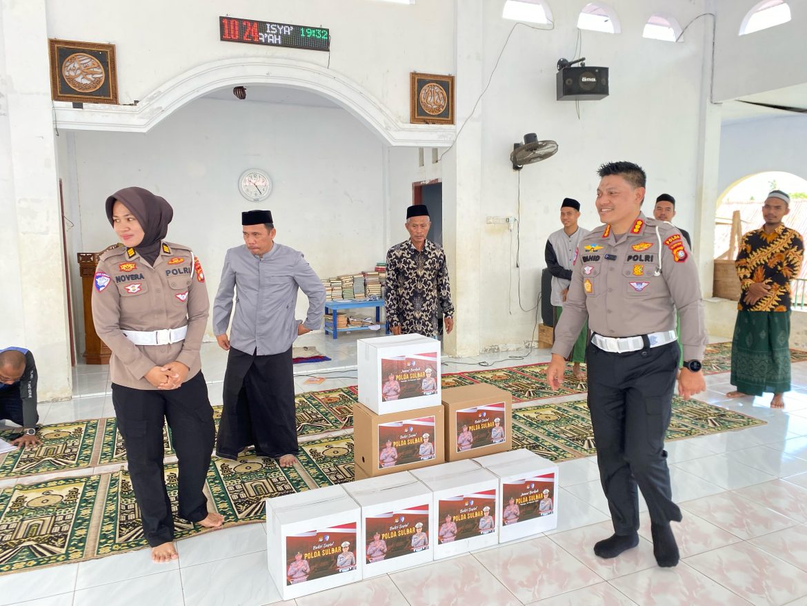 Lebih Dekat Bersama Masyarakat, Dirlantas Polda Sulbar Bagikan Sembako Dan Perlengkapan Sholat