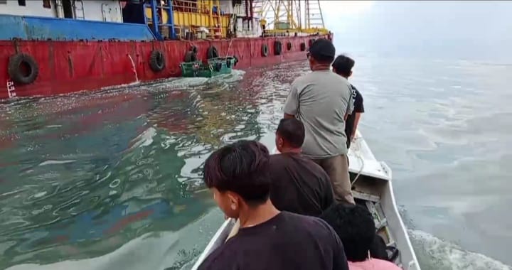 Warga Pantai Karossa Protes Aktivitas Kapal Penyedot Pasir yang Terus Menerus Masuk Perairan