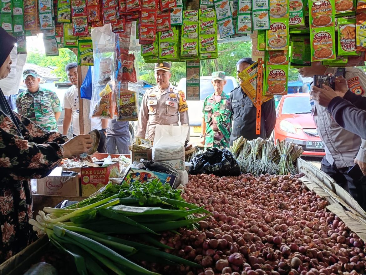 Kapolres Sinjai Sidak Sembako di Pasar Sentral Jelang Ramadan, Peringatkan Tengkulak Jangan Main Harga